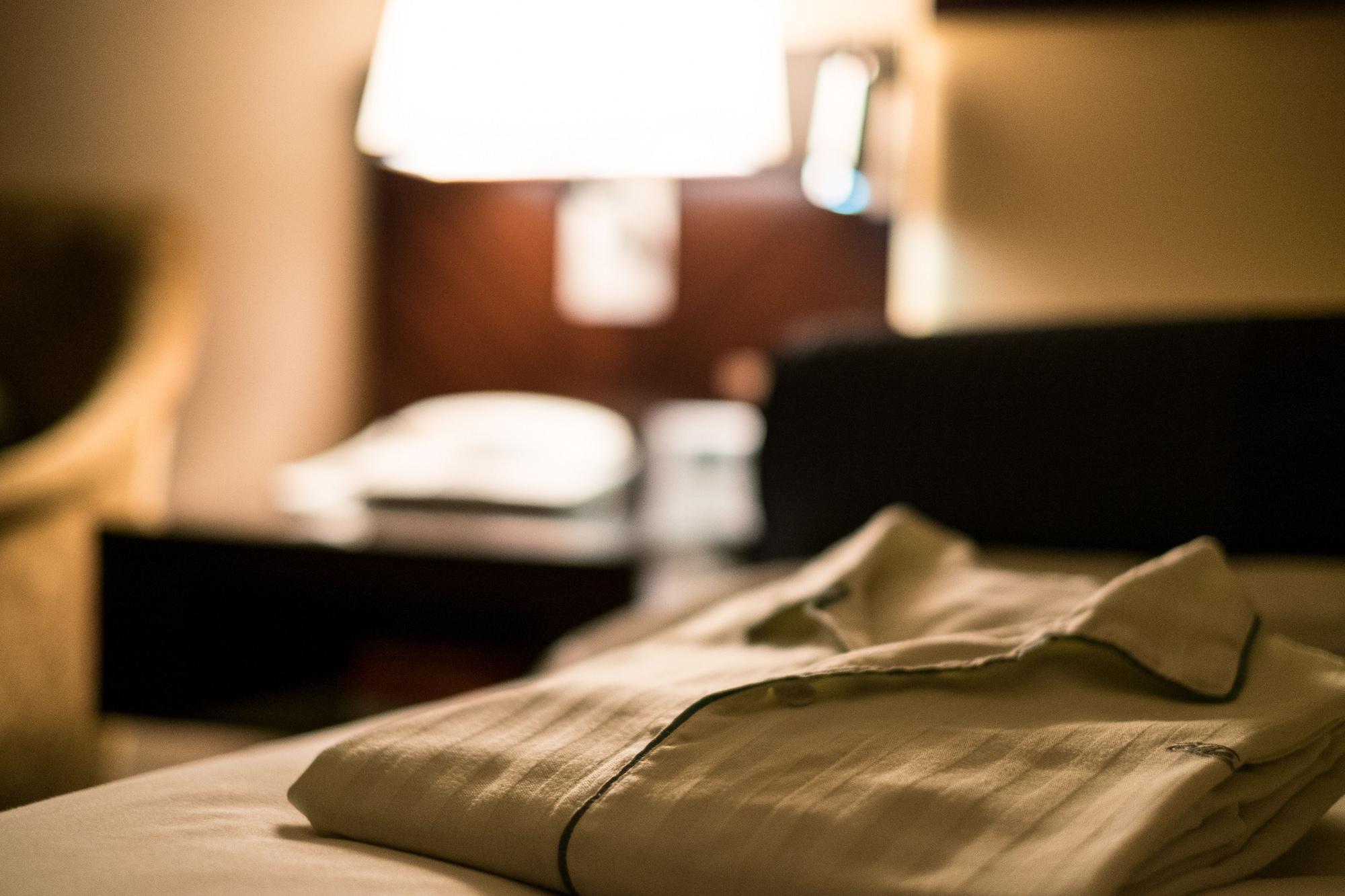 فندق نيو أوتاني هاكاتا فوكوكا المظهر الخارجي الصورة A shirt left on a bed