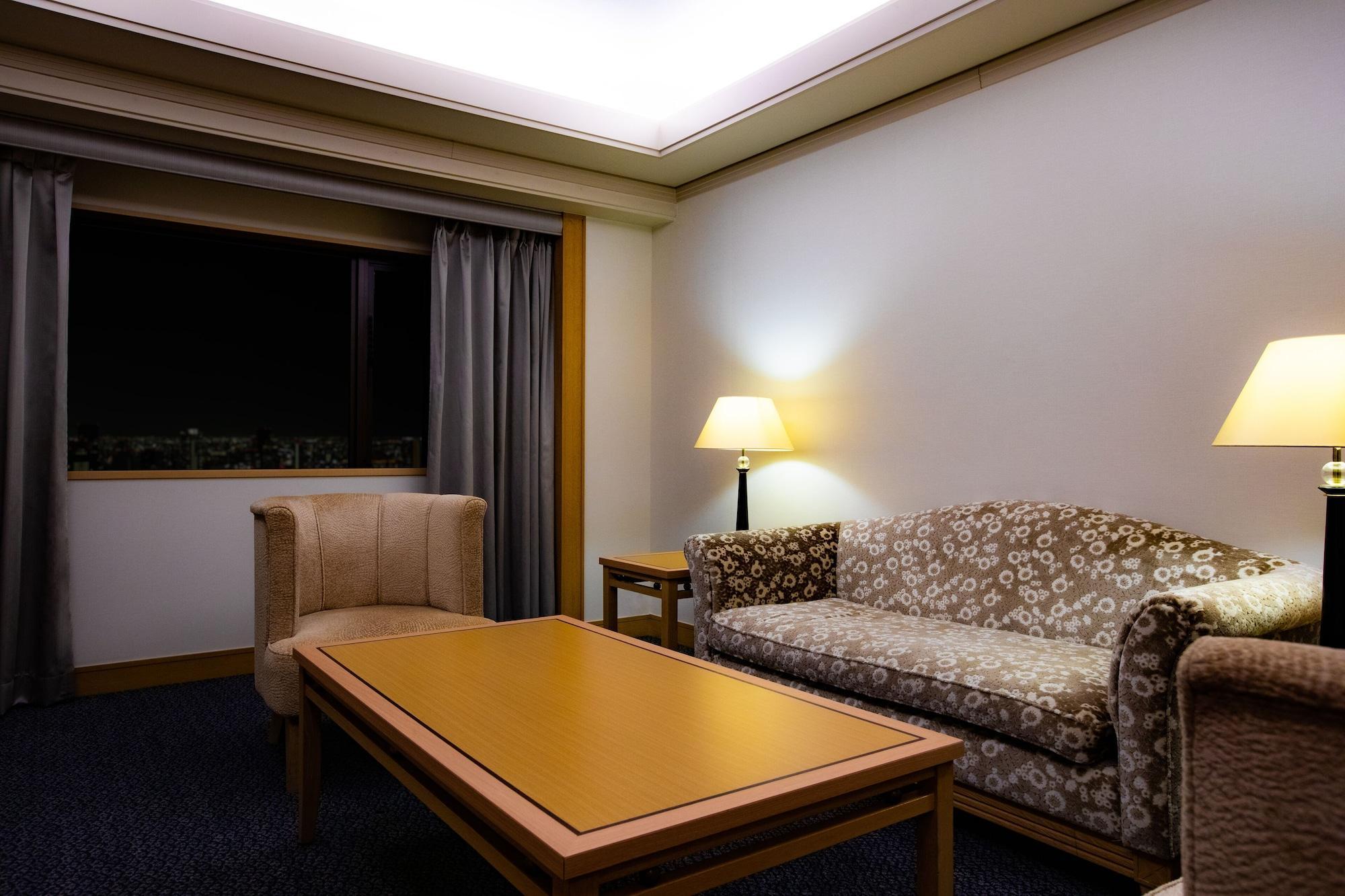فندق نيو أوتاني هاكاتا فوكوكا المظهر الخارجي الصورة A living room in a suite at the hotel