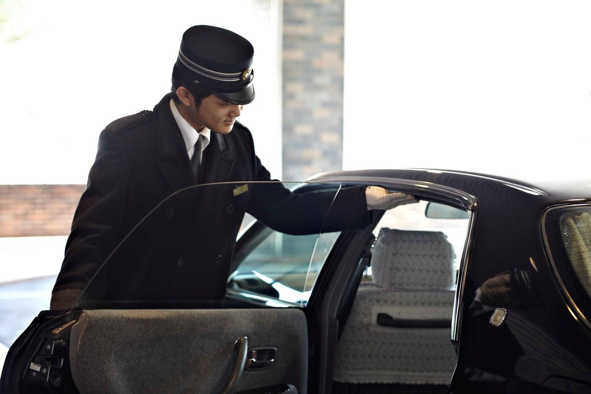 فندق نيو أوتاني هاكاتا فوكوكا المظهر الخارجي الصورة A chauffeur opening a car door