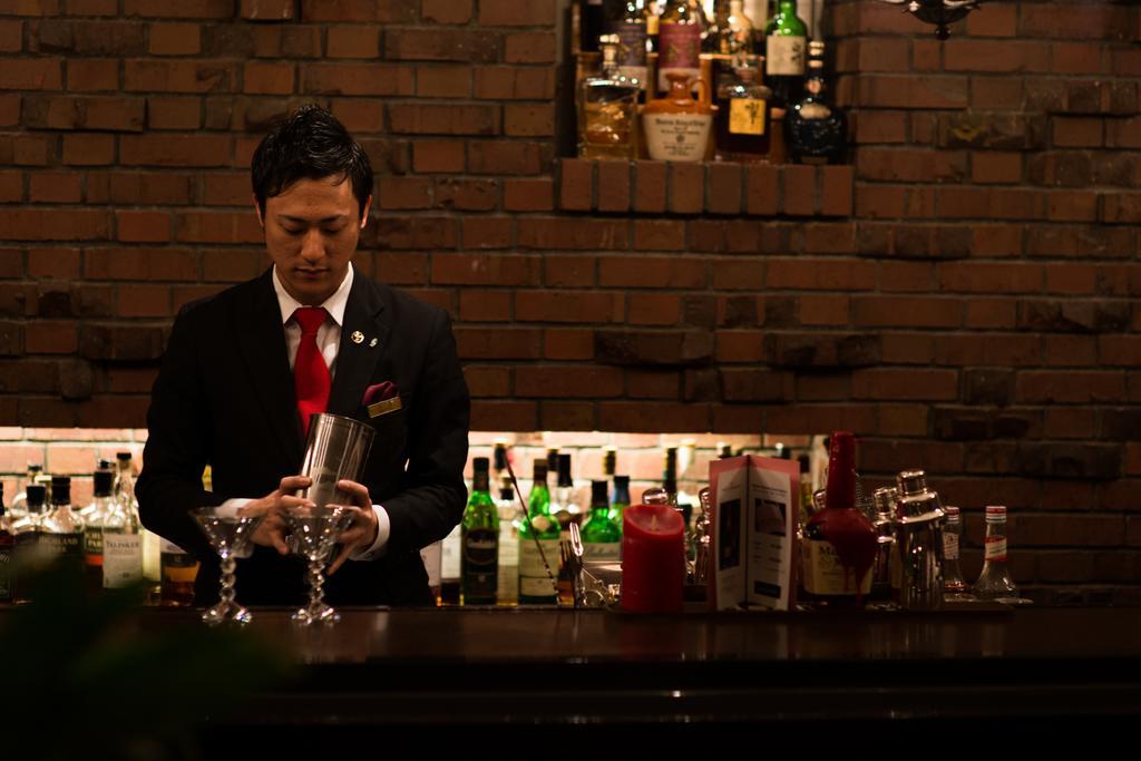 فندق نيو أوتاني هاكاتا فوكوكا المظهر الخارجي الصورة A bartender at work